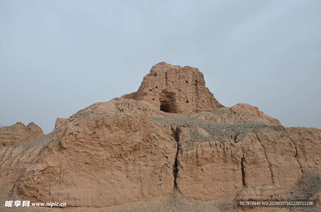 沙漠中的古老土丘遗迹