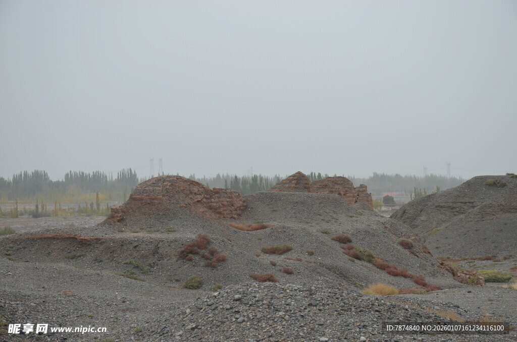 荒凉矿场地貌景观