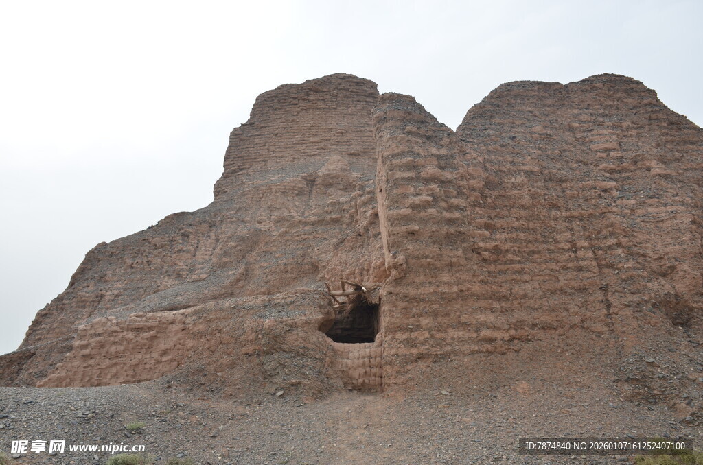 古老岩壁洞穴景观