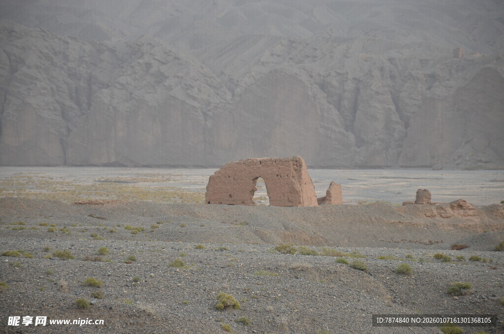 荒凉旷野中的奇特岩石景观