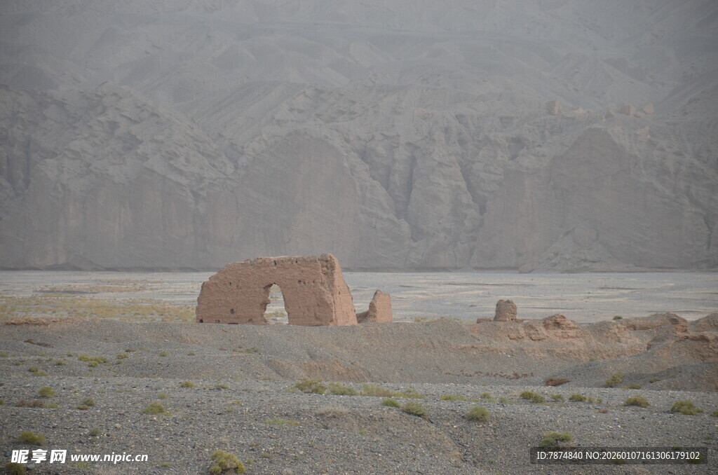 沙漠中的古老建筑遗址