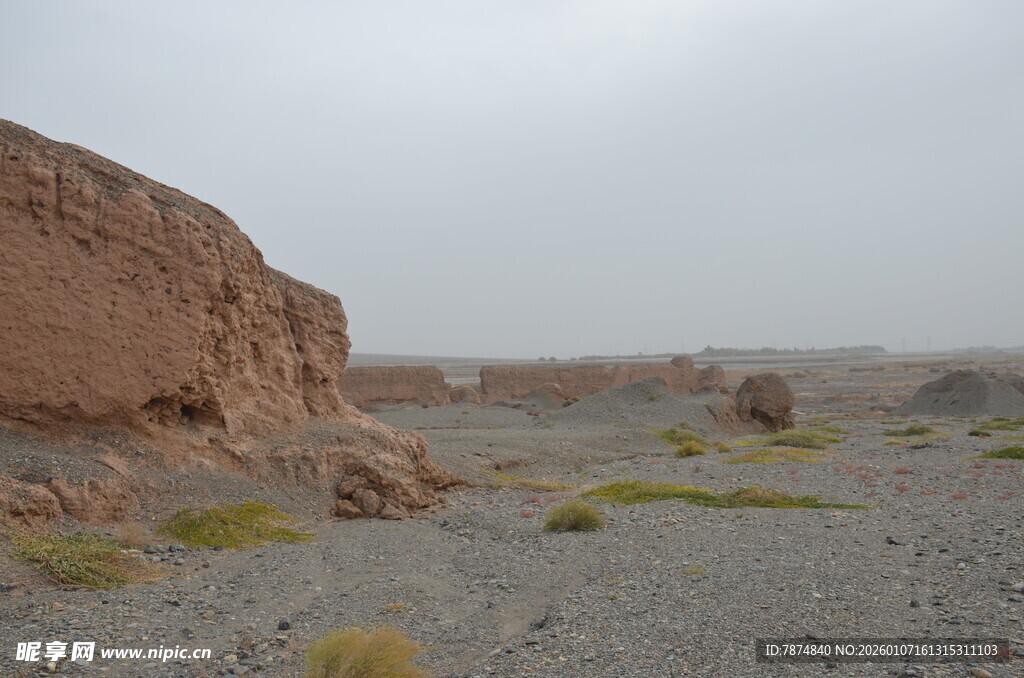 荒凉戈壁中的古老土墙遗迹