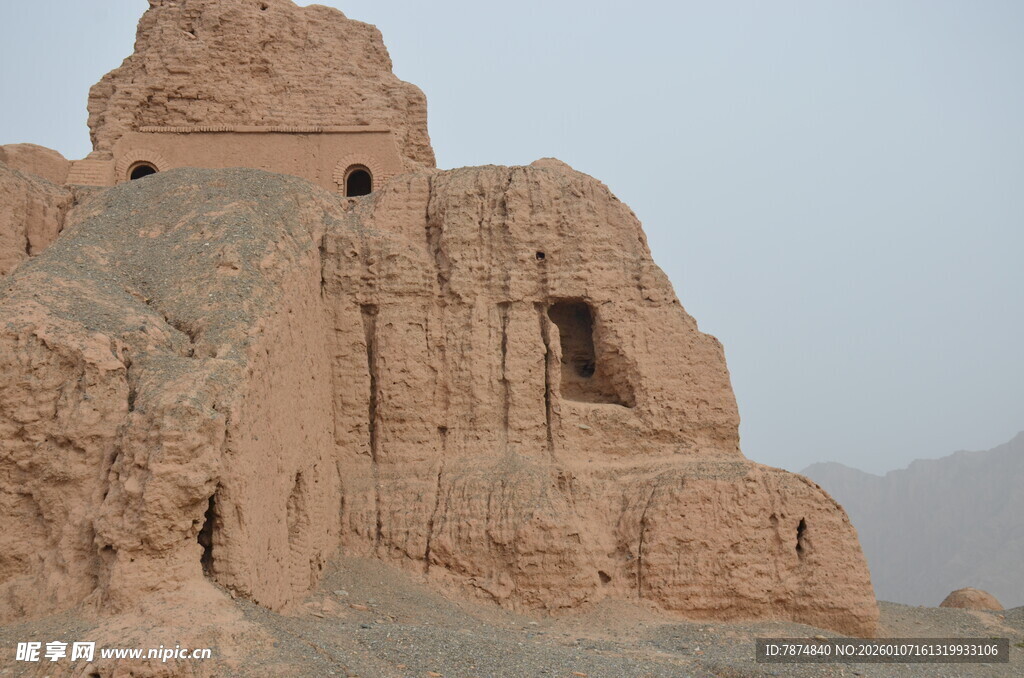 古老神秘的沙漠土筑遗迹