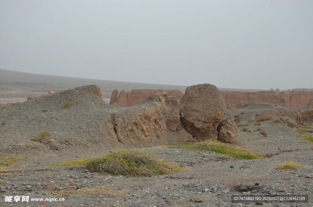 荒漠中的奇特土丘景观