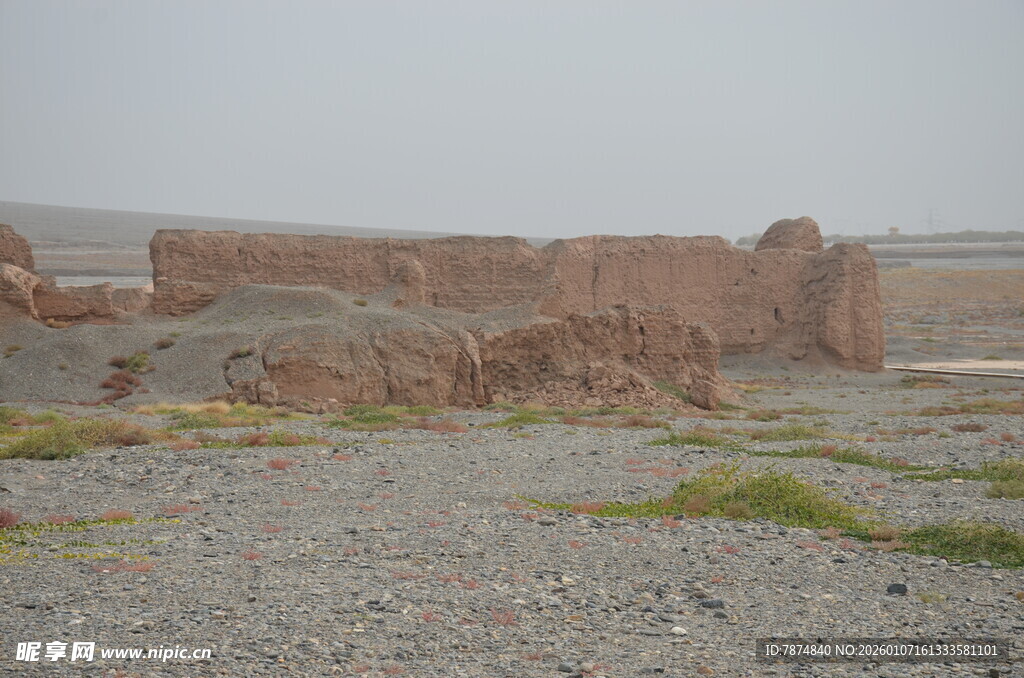荒凉戈壁中的古老土墙遗迹