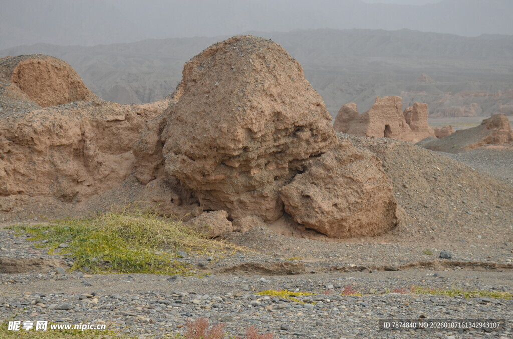 沙漠中的古老土堆遗迹