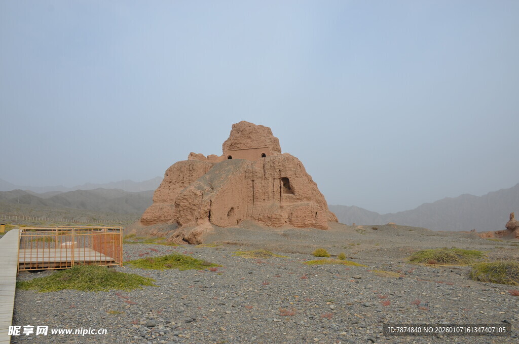 沙漠中的古老土筑遗迹