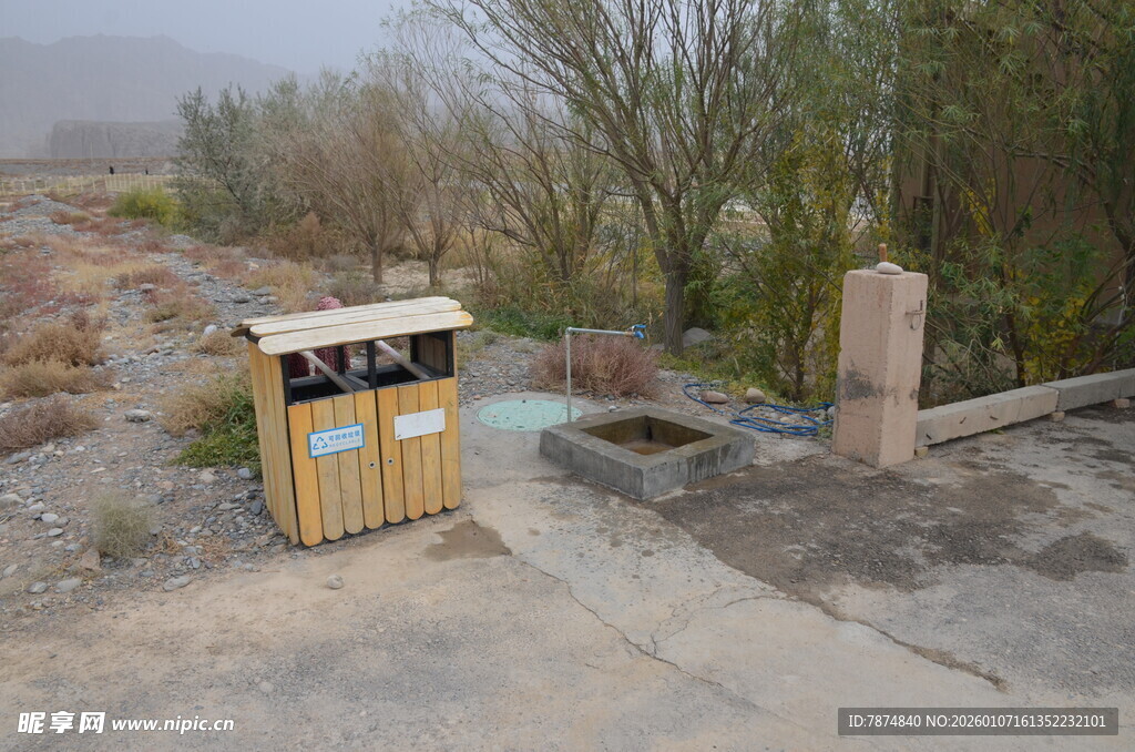 户外垃圾桶与周边环境