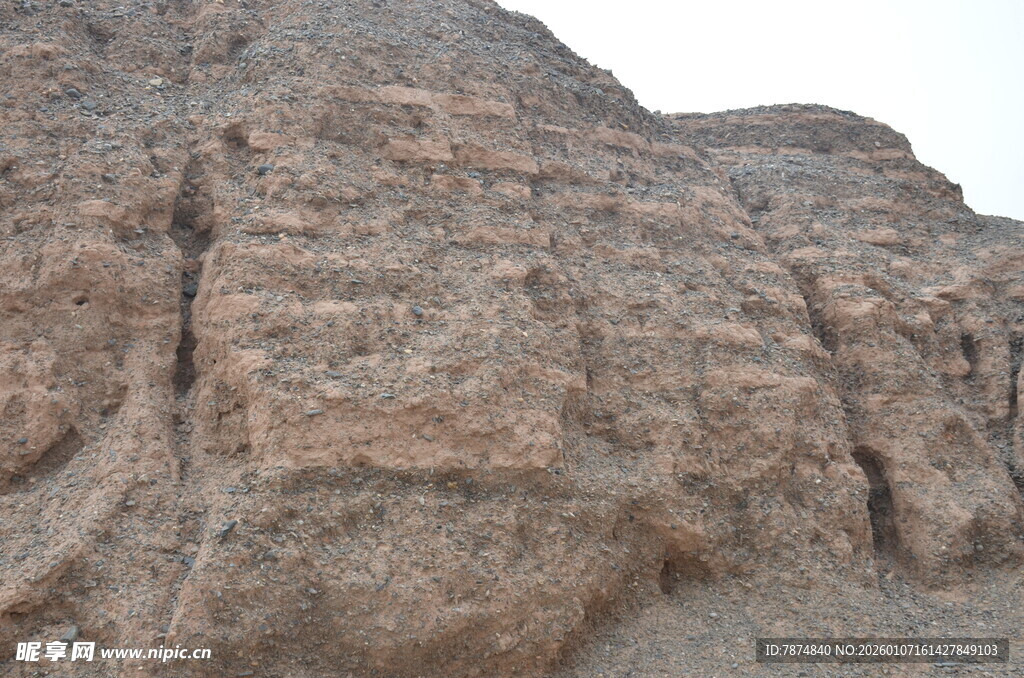 风化的层状岩石景观