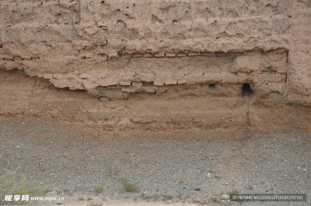 墙面剥落的破损景象