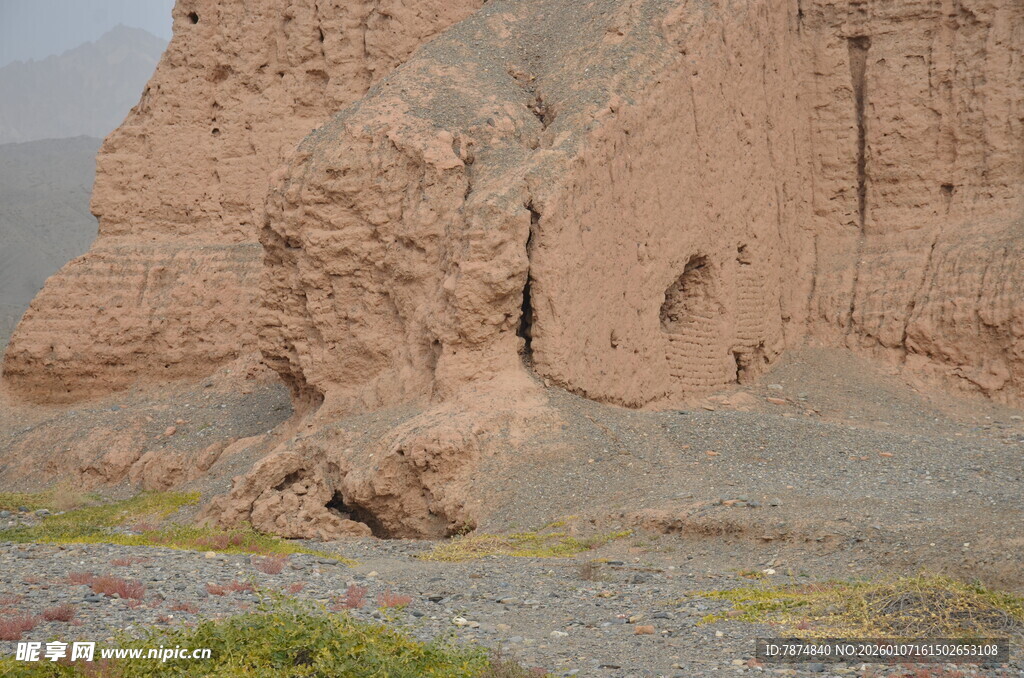 荒凉沙漠中的奇特土崖
