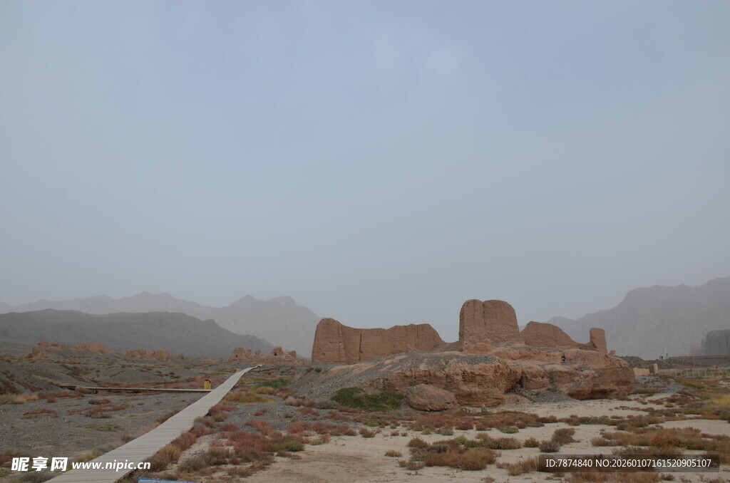 戈壁中的古老建筑遗迹