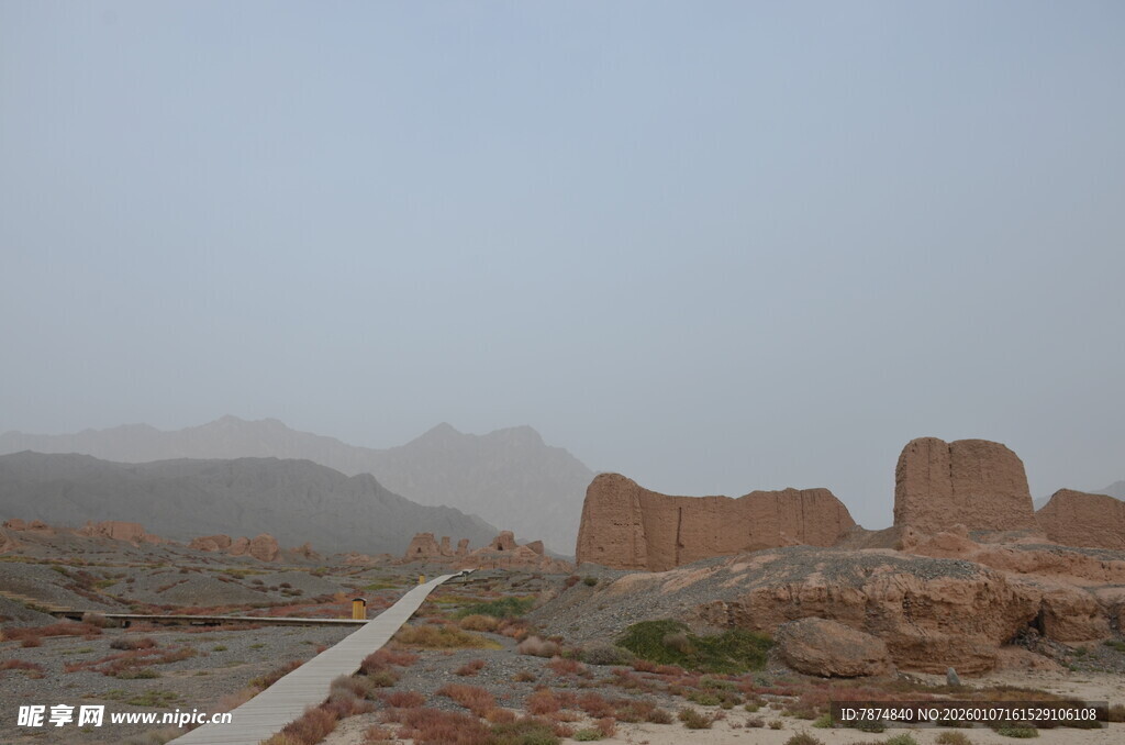 西北荒漠中的古老遗迹