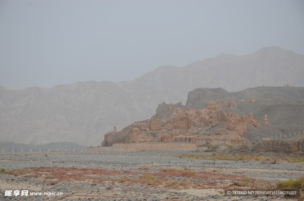 荒漠中的山峦与开阔地带