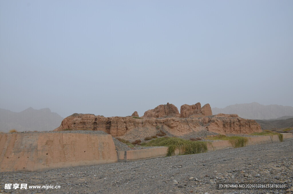 沙漠中的古老建筑遗迹
