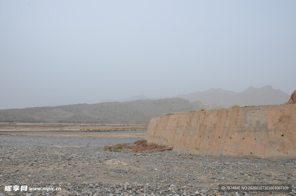 荒漠中的古老土墙遗迹
