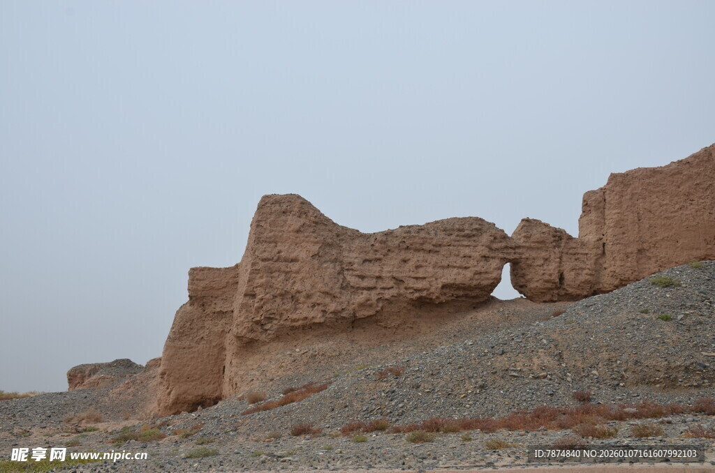 沙漠中的古老残垣断壁