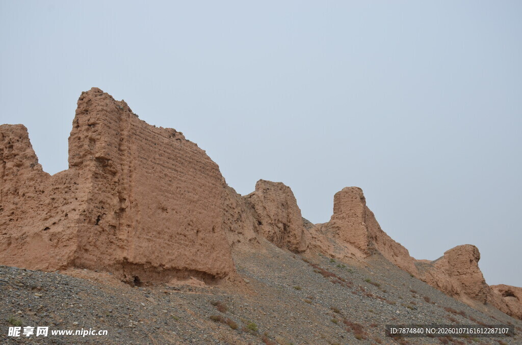 古老壮观的土筑城墙遗迹