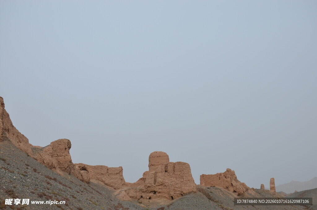 沙漠中的古老土筑遗迹