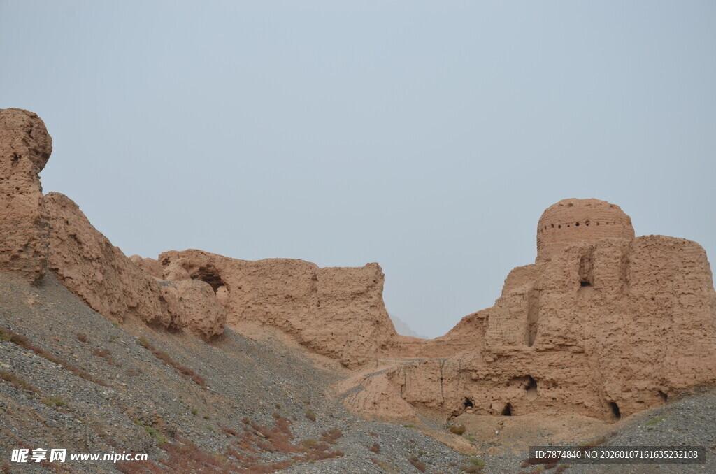 沙漠中的古老建筑遗迹