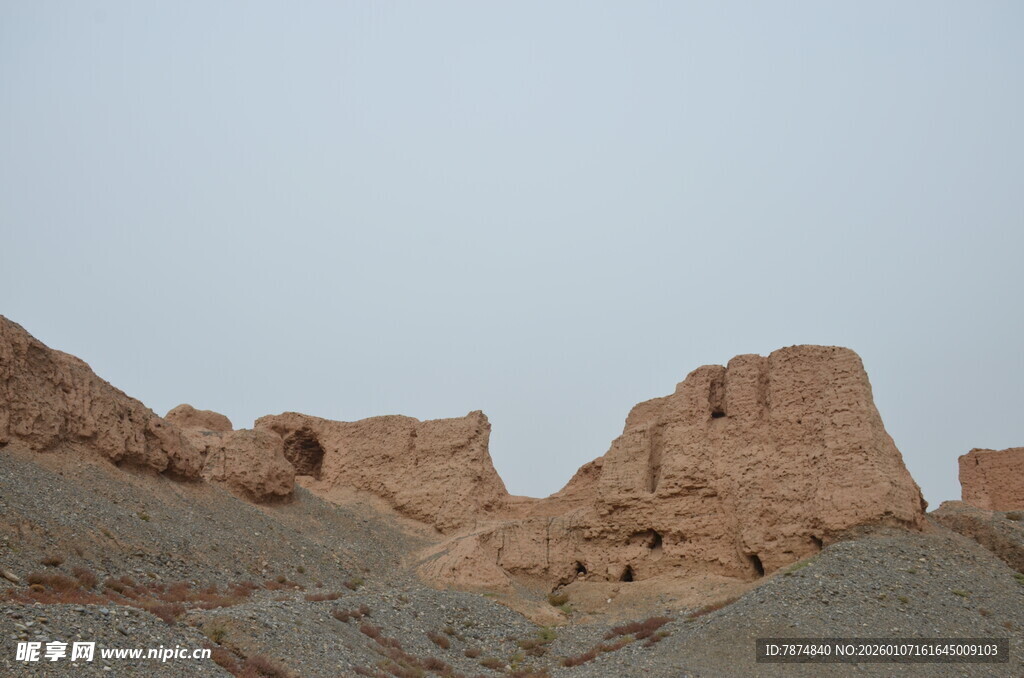 沙漠中的古老土筑遗迹