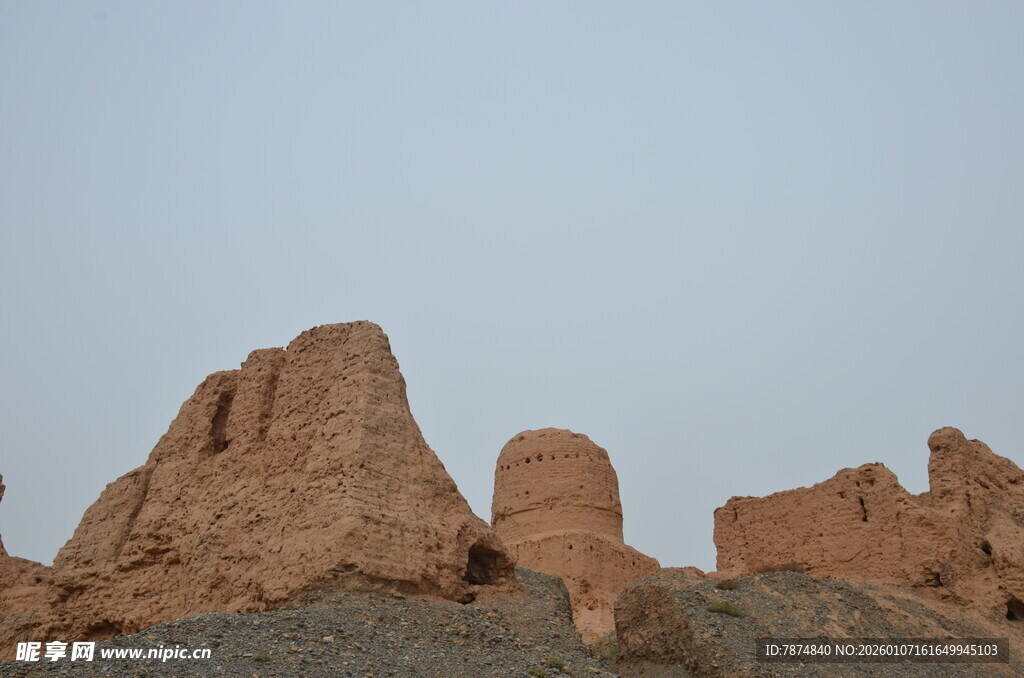沙漠中的古老土筑遗迹