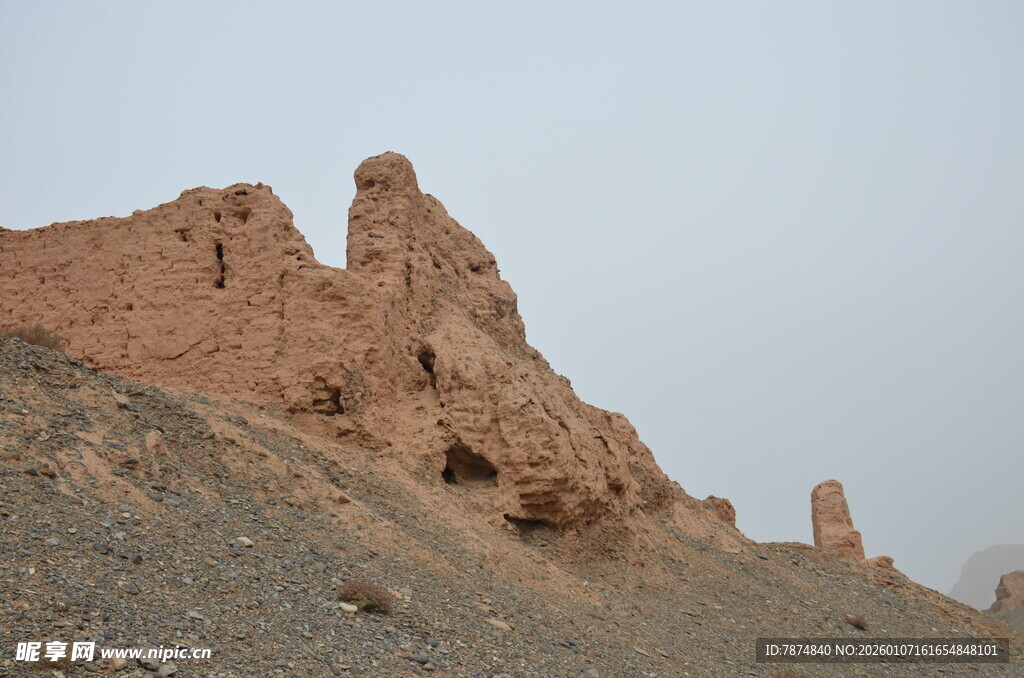 古老土筑遗迹屹立山间