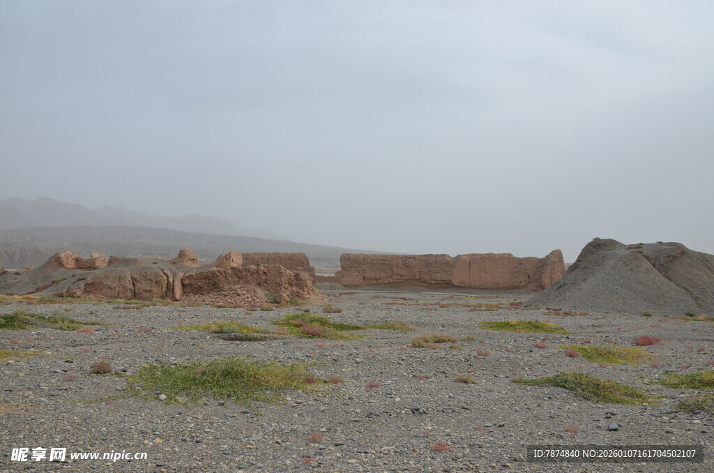 荒凉戈壁中的古老遗迹