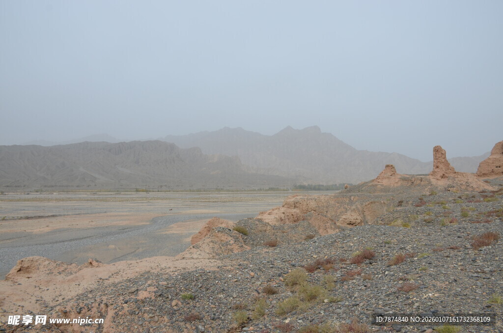 荒凉戈壁地貌景观