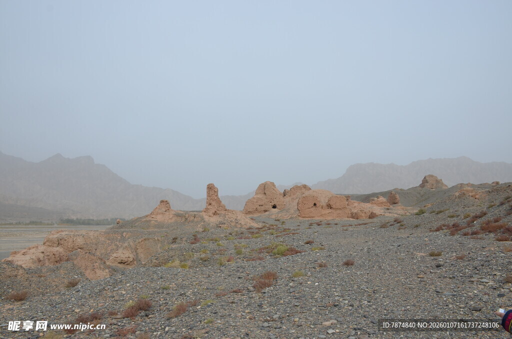 沙漠中的古老遗迹景观