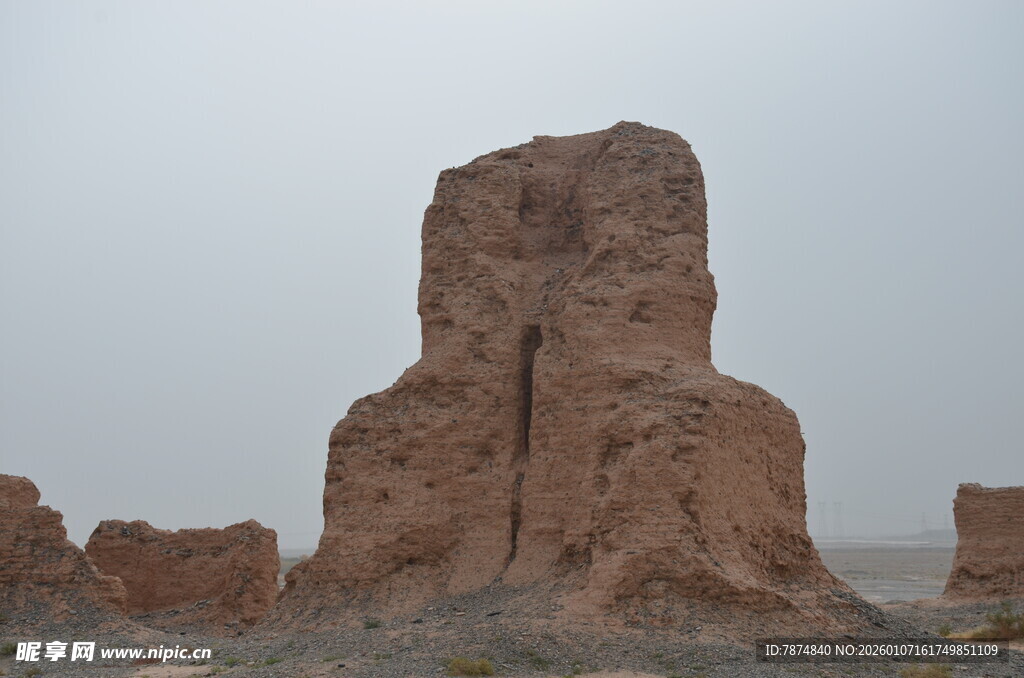 沙漠中的古老土堆遗迹