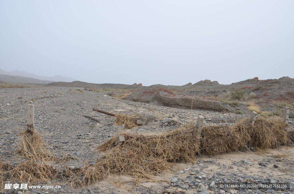 荒凉戈壁地貌景观