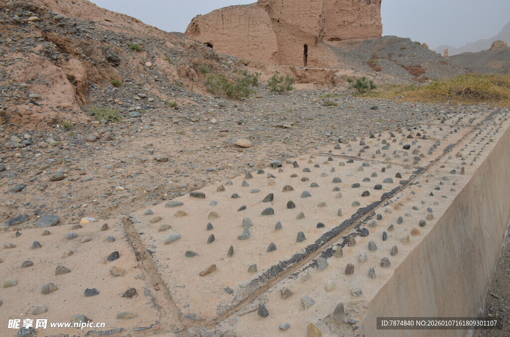 沙漠中的古老石砌遗迹