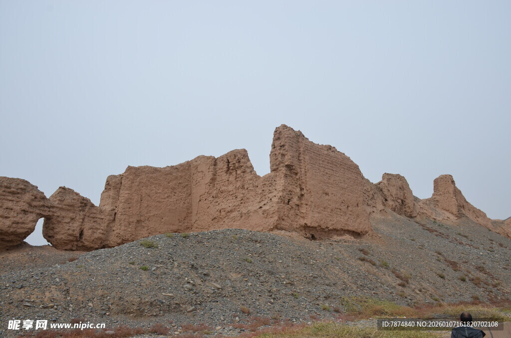 沙漠中的古老土筑遗迹