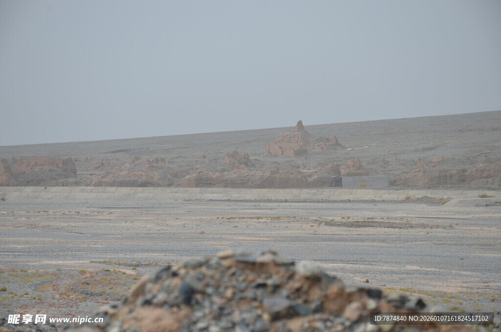 荒凉沙漠中的孤独建筑