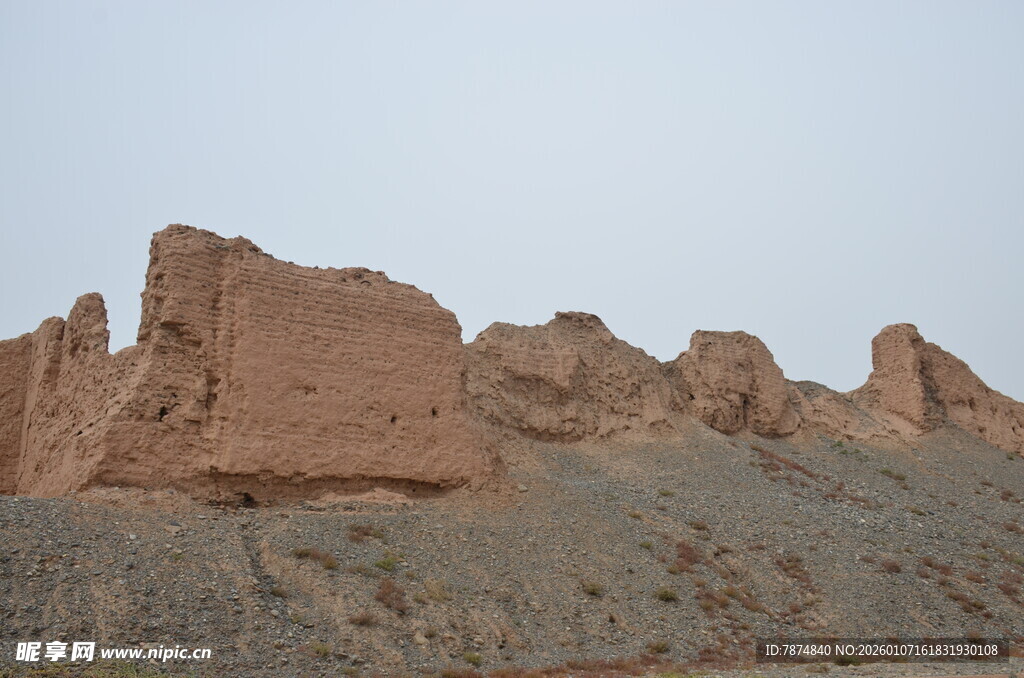 沙漠中的古老土筑遗迹