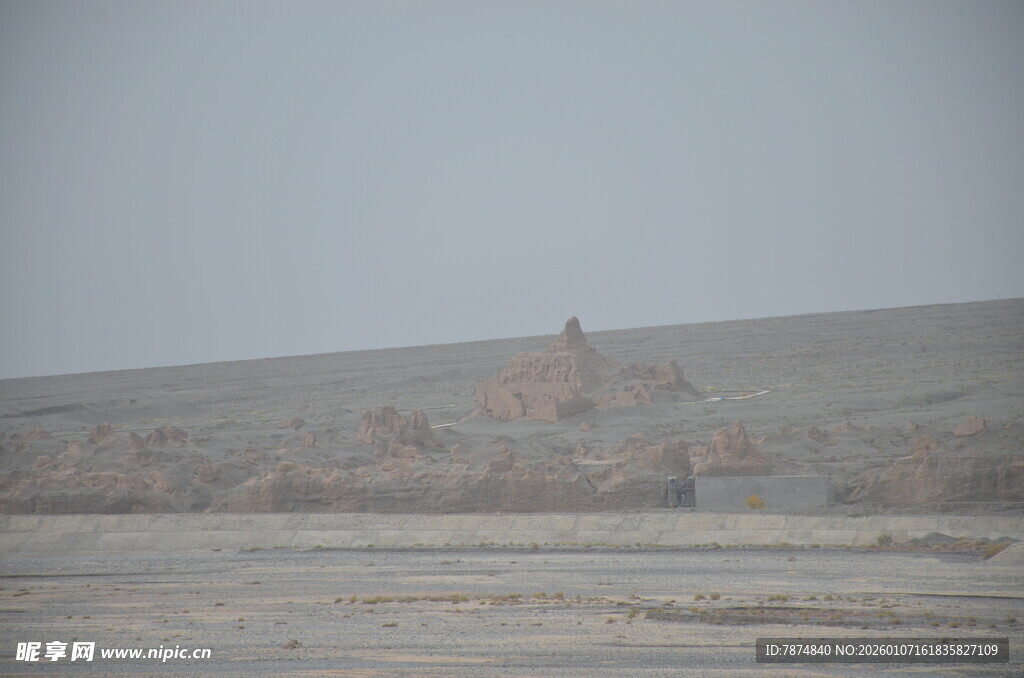 荒凉旷野中的古老建筑