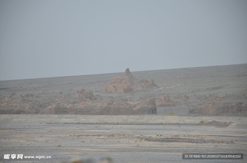 荒漠中的古老建筑遗迹