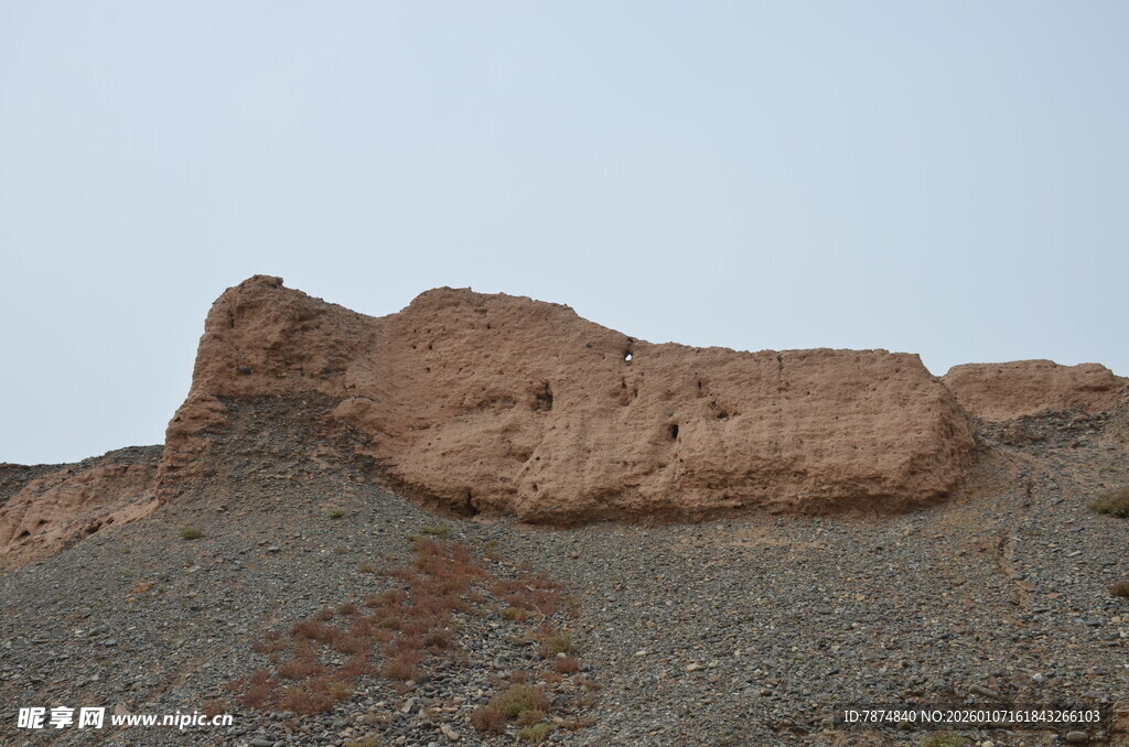 沙漠中的古老土堆遗迹