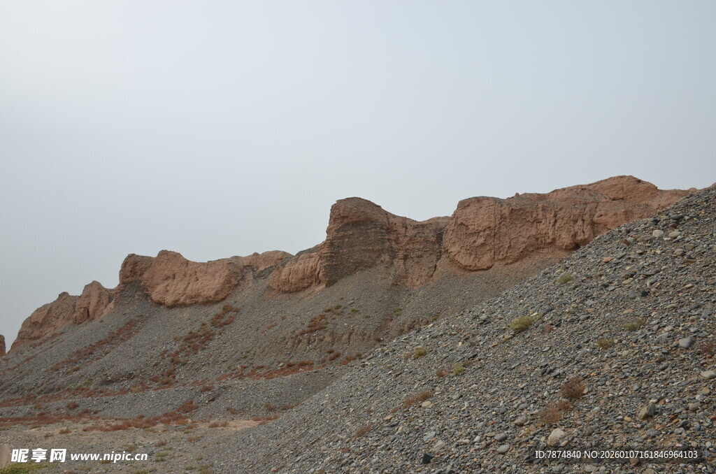 荒凉戈壁中的红色岩山