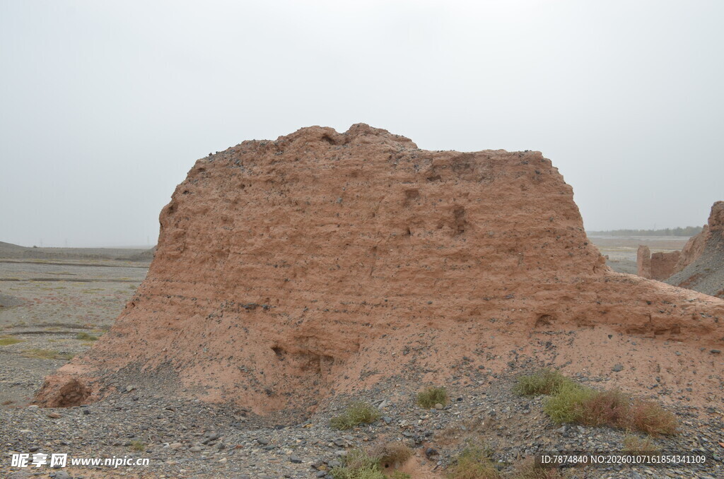 沙漠中的古老土堆遗迹