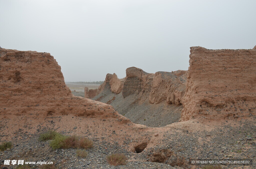沙漠中的古老残垣断壁