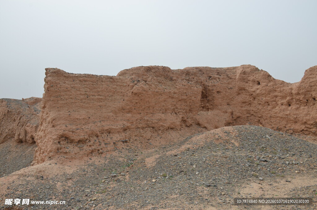 沙漠中的古老土筑遗迹