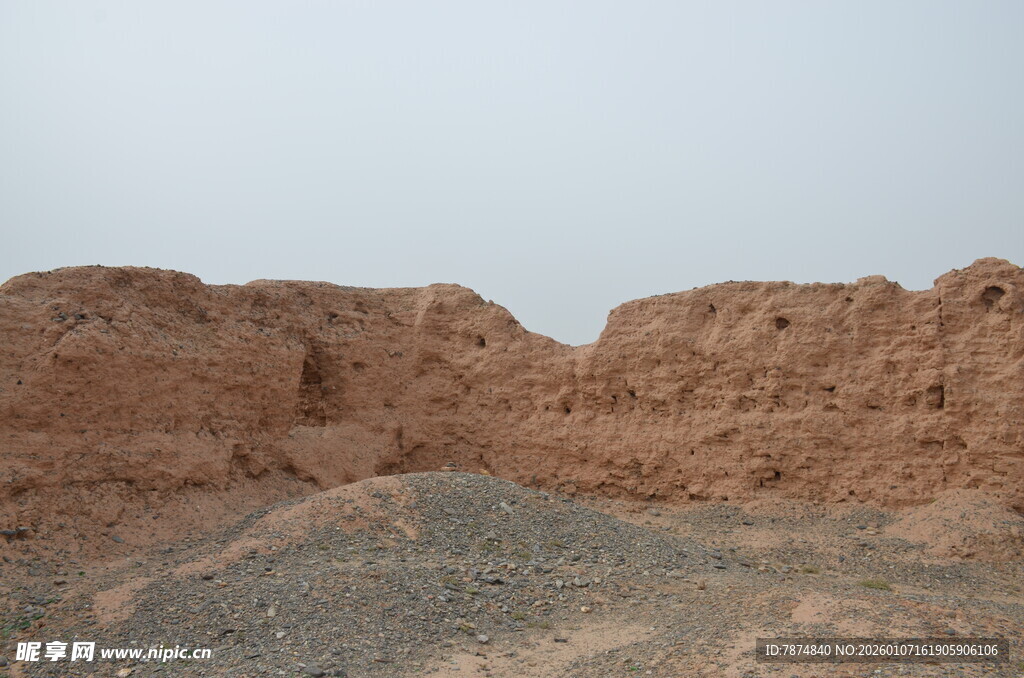 沙漠中的古老土筑遗迹