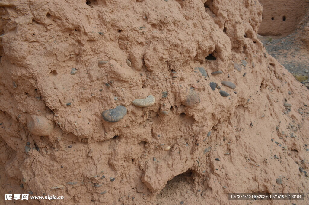 土壁上的零星石块