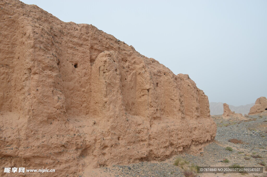 沙漠中的古老土壁遗迹