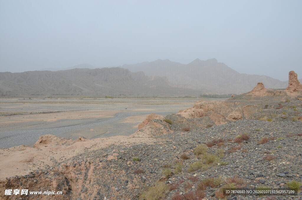 荒凉旷野中的古老遗迹