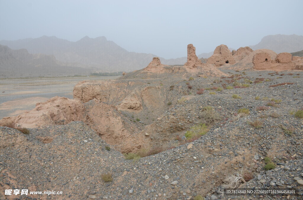 荒凉戈壁中的古老遗迹