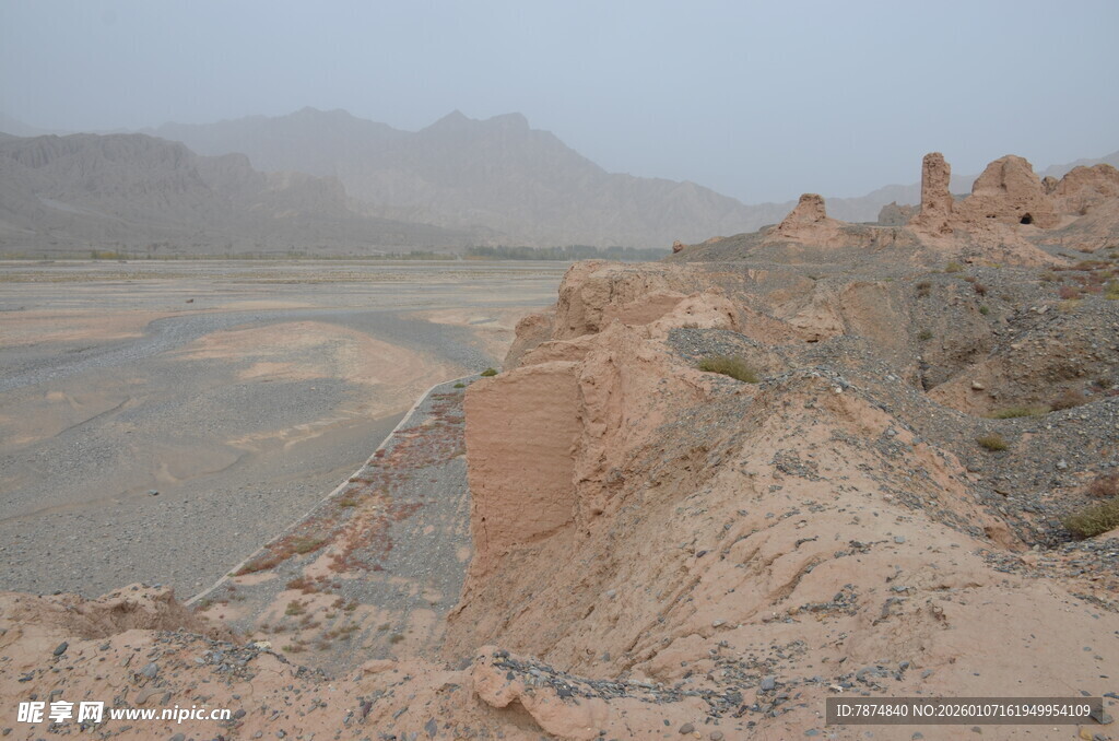 沙漠中的古老残垣断壁