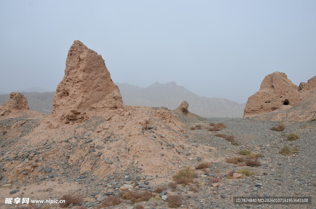 沙漠中的古老土堆遗迹
